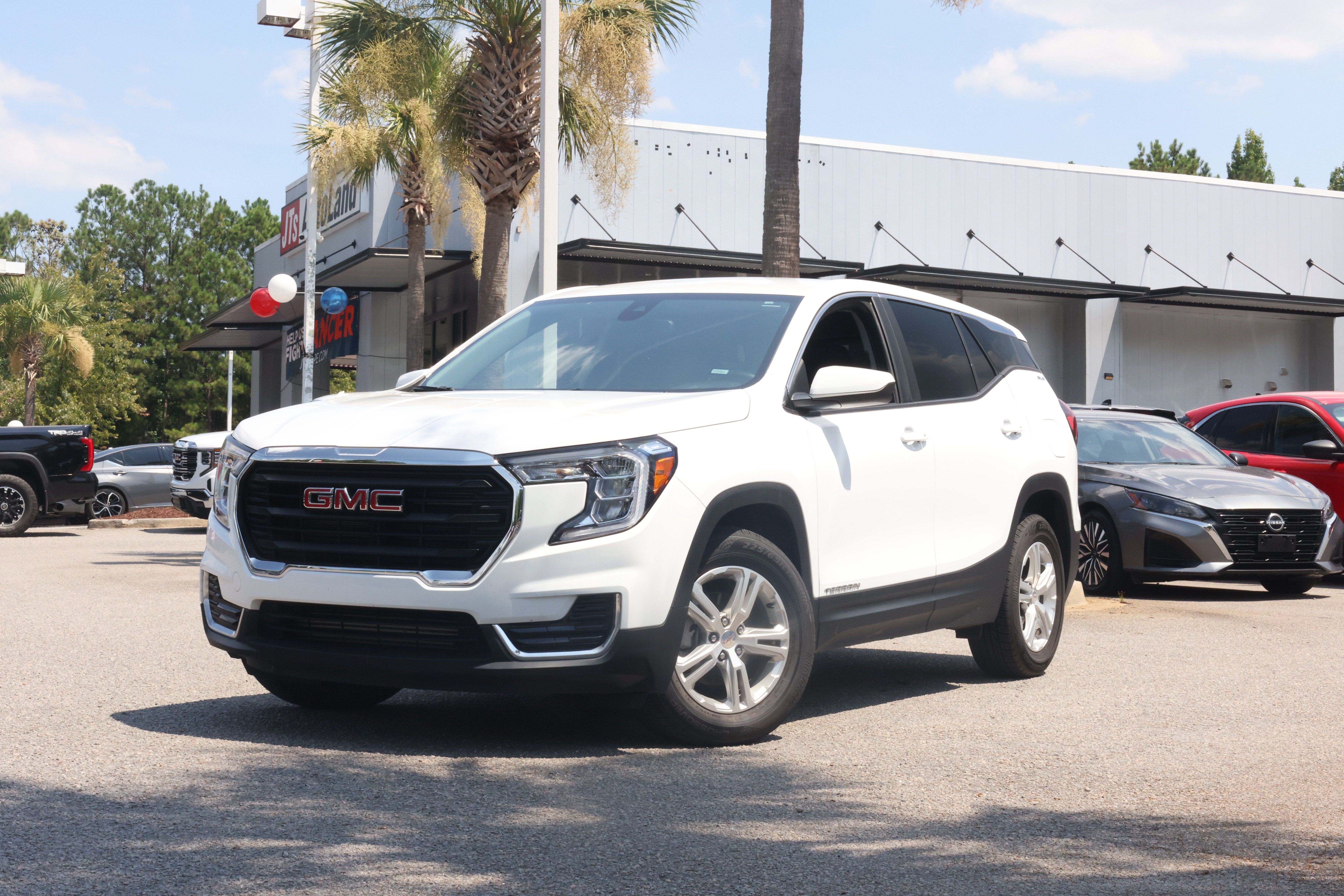 Used 2024 GMC Terrain SLE AWD/4WD image 1
