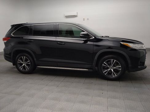 Used 2019 Toyota Highlander Plus FWD image 11