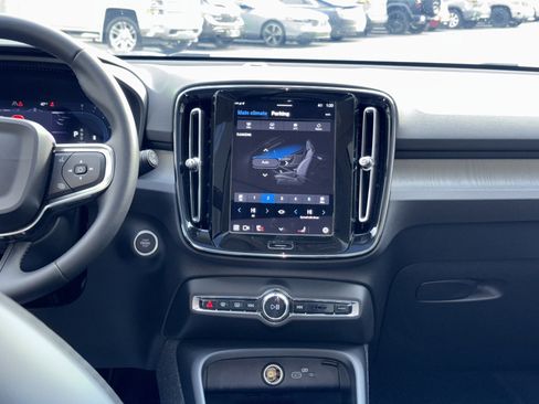 Used 2025 Volvo XC40 B5 Plus image 30