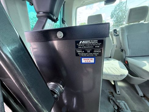 Used 2002 Volkswagen Eurovan GLS image 12