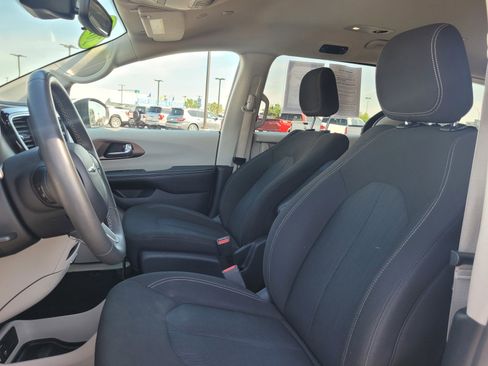Used 2023 Chrysler Voyager LX image 10