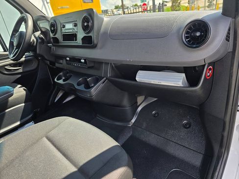 Used 2021 Mercedes-Benz Sprinter 2500 image 18