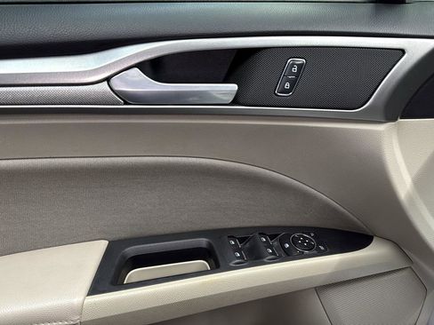 Used 2019 Ford Fusion SE image 12