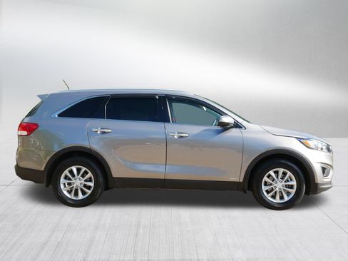 Used 2017 Kia Sorento AWD image 8