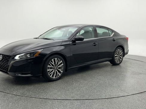Used 2025 Nissan Altima 2.5 SV FWD image 3