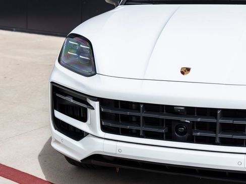 Certified 2025 Porsche Cayenne Coupe AWD/4WD image 18