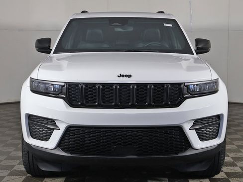 Used 2024 Jeep Grand Cherokee Altitude image 9