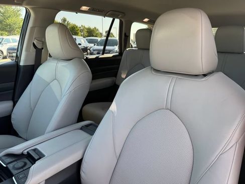 Used 2024 Toyota Grand Highlander FWD image 12
