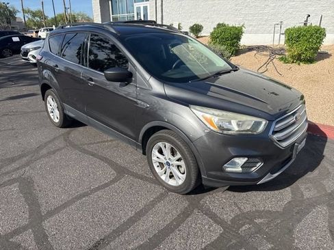 Used 2018 Ford Escape SE FWD image 3