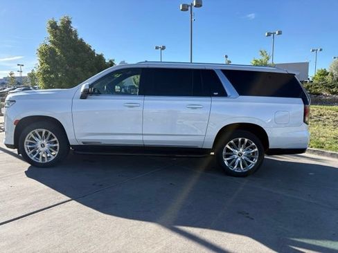 Used 2023 Cadillac Escalade ESV Premium Luxury AWD/4WD image 4