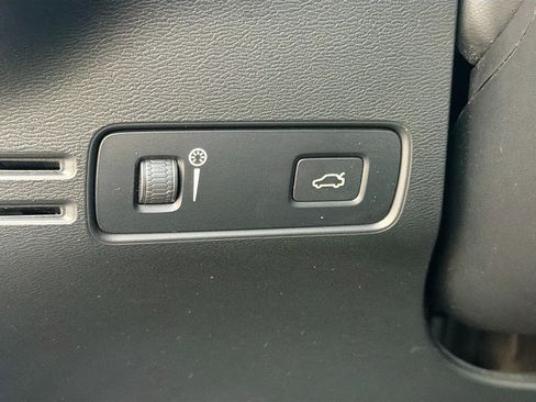 Used 2022 Volvo XC40 T5 Momentum image 34