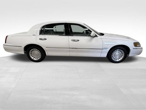 Used 2000 Lincoln Town Car Executive RWD image 6