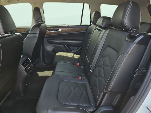 Used 2025 Volkswagen Atlas SE FWD image 10