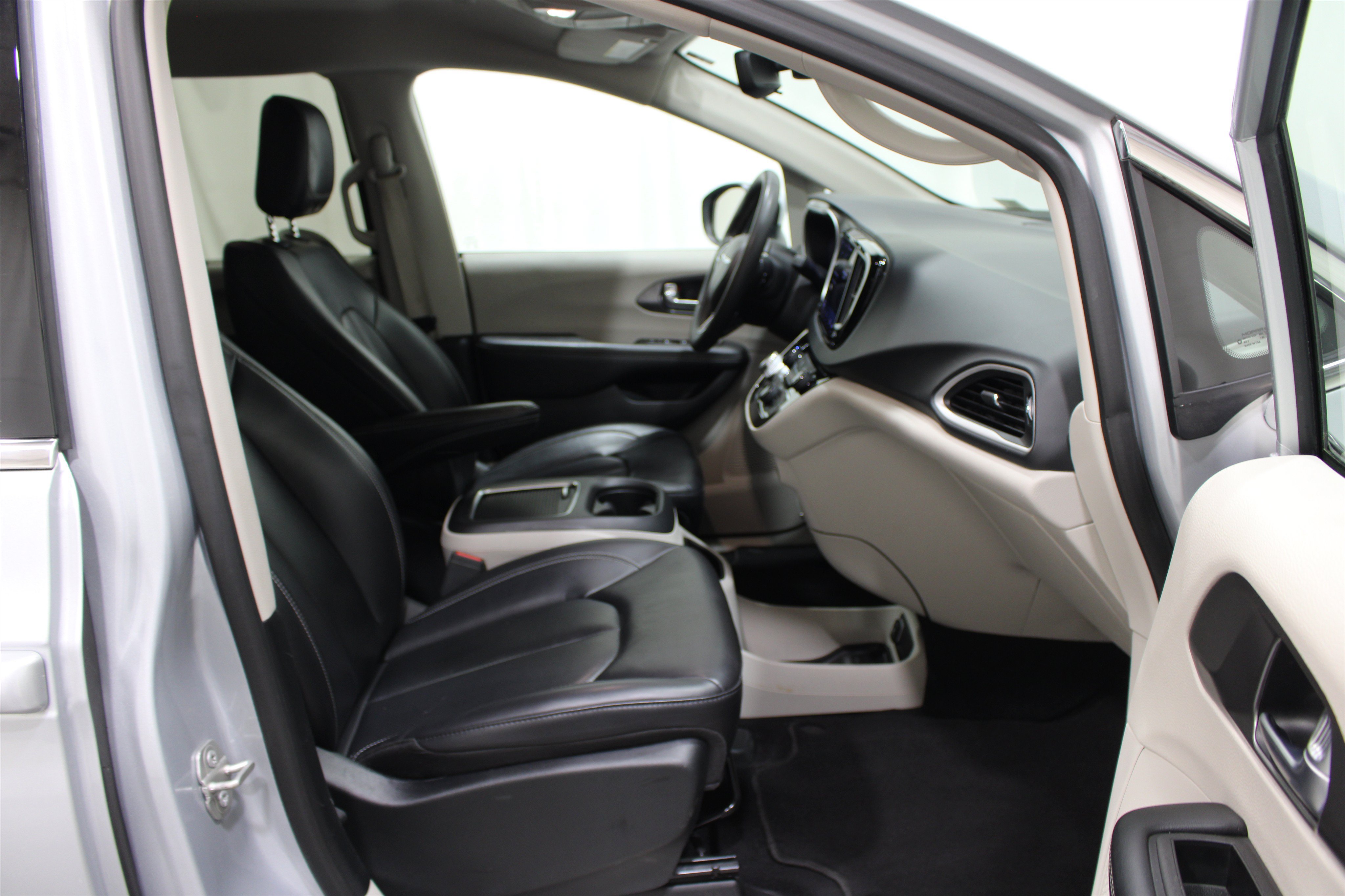 Used 2023 Chrysler Pacifica Touring-L FWD image 27