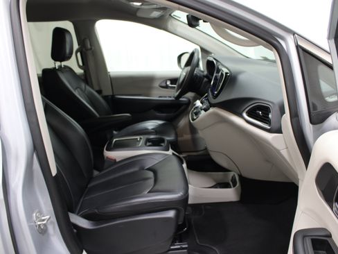 Used 2023 Chrysler Pacifica Touring-L FWD image 27
