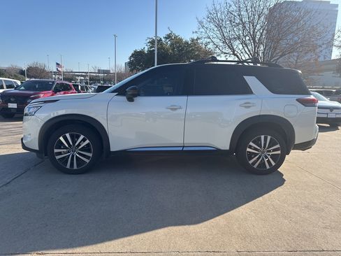 Certified 2023 Nissan Pathfinder Platinum w/ Black Appearance Package image 5