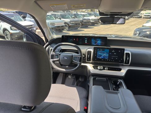 Certified 2025 Ford Expedition Active AWD/4WD image 17