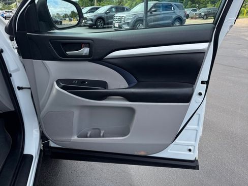 Used 2019 Toyota Highlander XLE AWD/4WD image 27