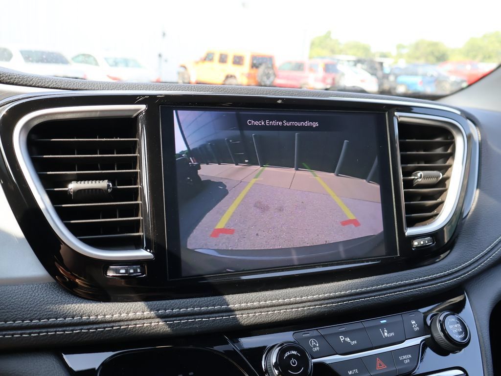 Used 2025 Chrysler Pacifica Limited FWD image 34
