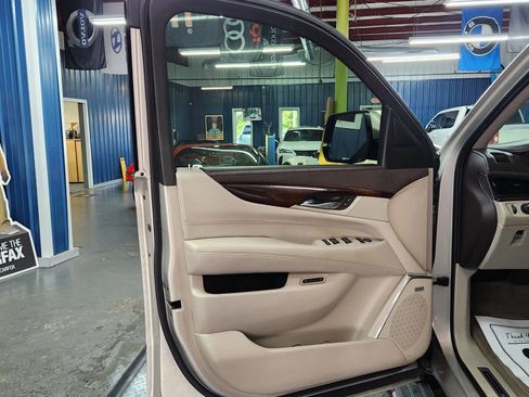Used 2015 Cadillac Escalade Premium image 6