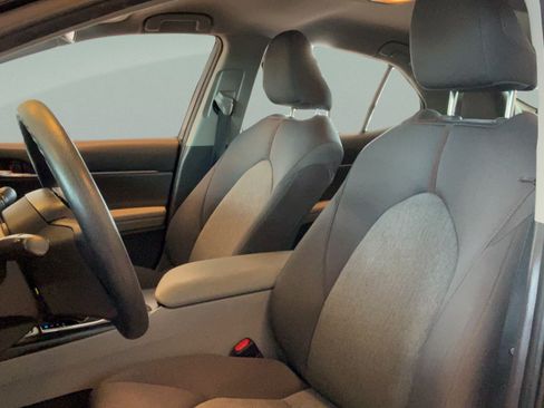 Used 2019 Toyota Camry LE FWD image 21