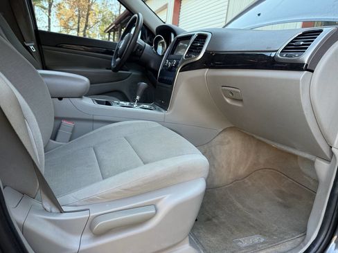 Used 2011 Jeep Grand Cherokee Laredo image 24