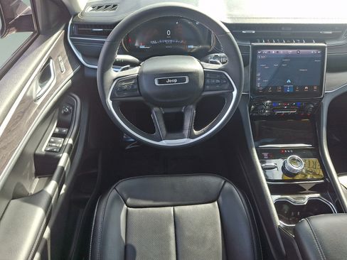 Used 2023 Jeep Grand Cherokee Limited w/ Luxury Tech Group II AWD/4WD image 10