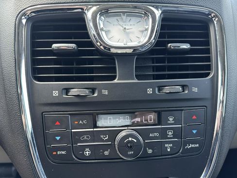 Used 2016 Chrysler Town & Country Touring w/ Driver Convenience Group FWD image 70