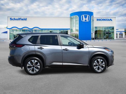 Used 2023 Nissan Rogue SV image 2