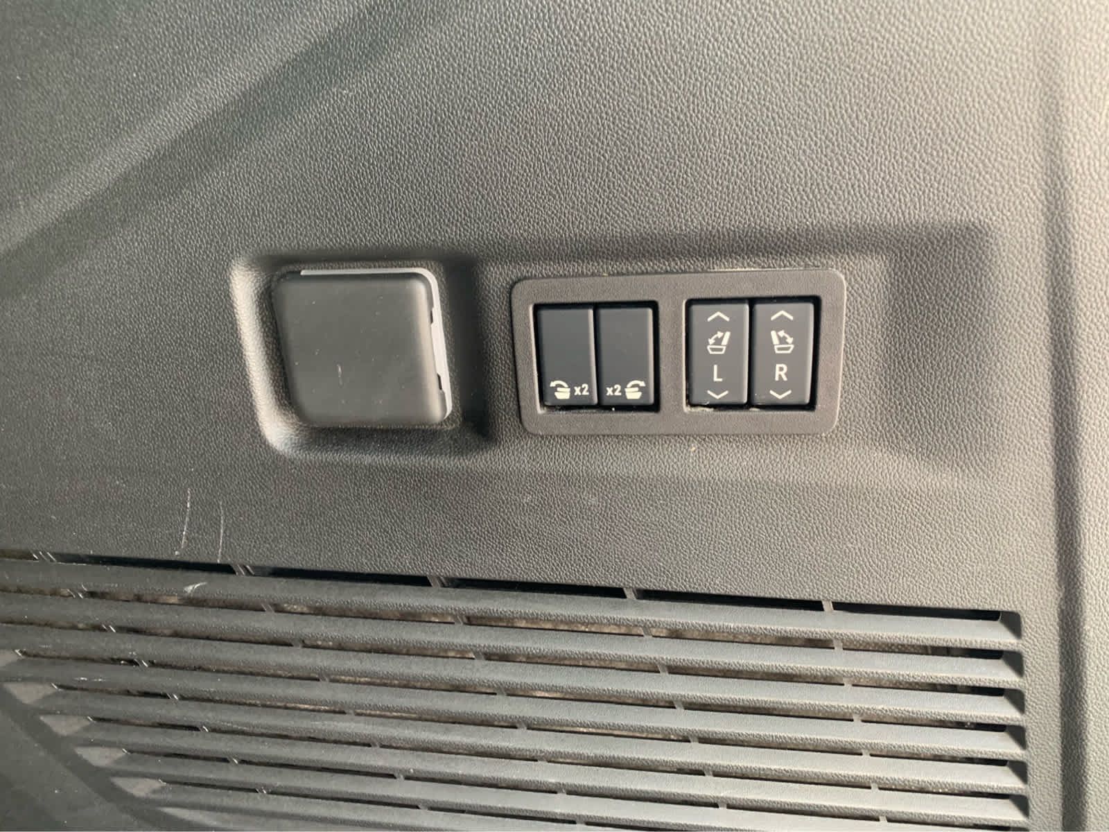 Used 2025 GMC Yukon Denali Ultimate AWD/4WD image 7