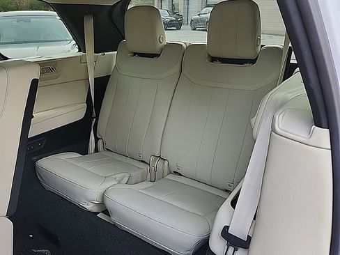 Used 2025 Land Rover Range Rover Long Wheelbase SE image 31