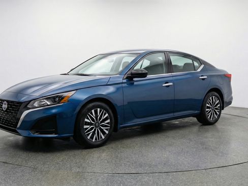 Used 2025 Nissan Altima 2.5 SV image 3