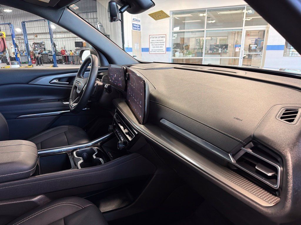 Used 2026 Chevrolet Traverse LT w/ Driver Confidence Package AWD/4WD image 33