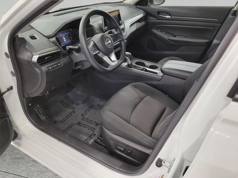 Used 2025 Nissan Altima 2.5 SV FWD image 9
