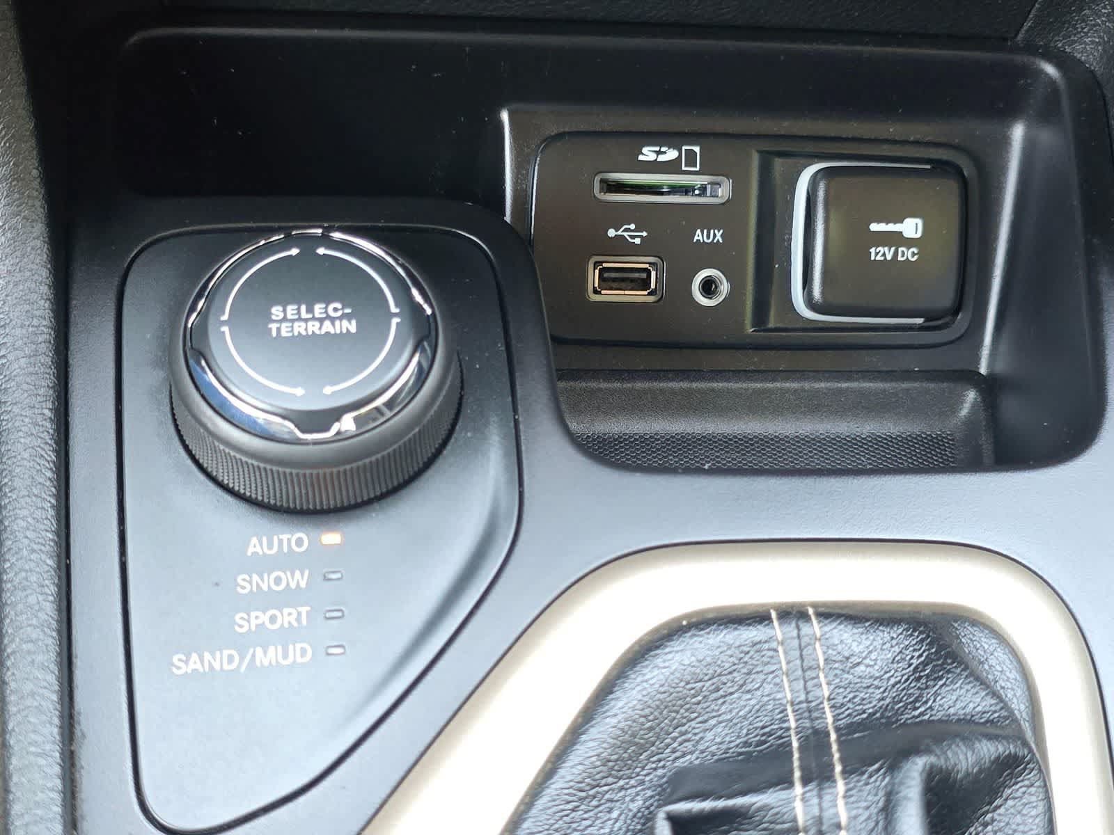 Used 2015 Jeep Cherokee Latitude w/ Cold Weather Group AWD/4WD image 16