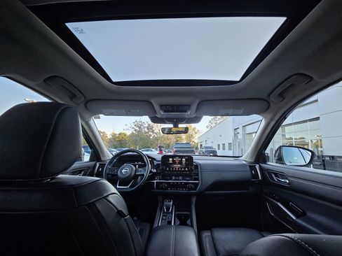 Used 2024 Nissan Pathfinder Platinum image 35