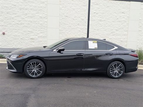Used 2023 Lexus ES 300h w/ Premium Package image 2