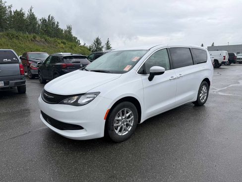 Used 2025 Chrysler Pacifica Limited FWD image 3