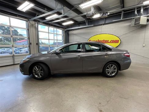 Used 2016 Toyota Camry SE FWD image 2