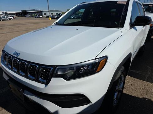 Used 2024 Jeep Compass Latitude w/ Convenience Group AWD/4WD image 1