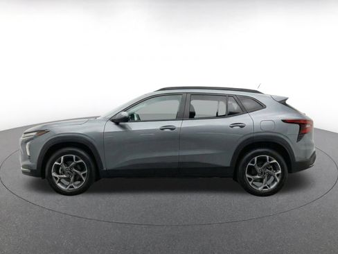 Used 2025 Chevrolet Trax LT FWD image 5