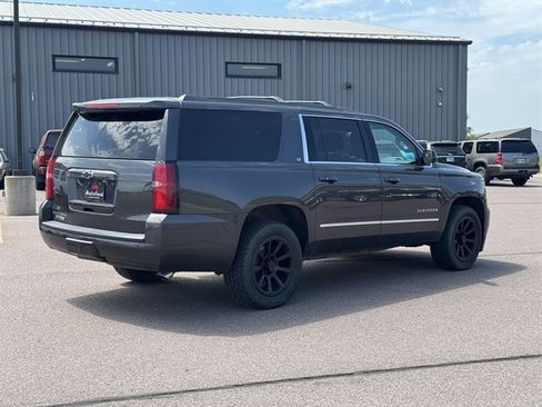 Used 2018 Chevrolet Suburban LT w/ LT Signature Package AWD/4WD image 3