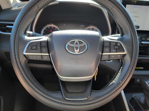 Used 2023 Toyota Highlander L image 15