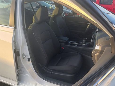 Used 2025 Nissan Altima 2.5 SV image 29