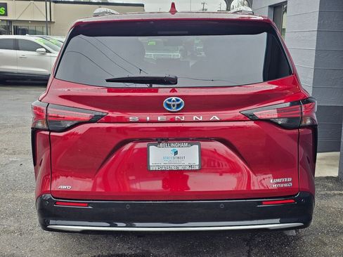 Used 2023 Toyota Sienna Limited image 4