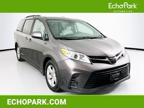 Used 2019 Toyota Sienna LE image 1
