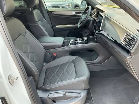 Certified 2024 Volkswagen Atlas Cross Sport SE w/ Panoramic Sunroof Package FWD image 22