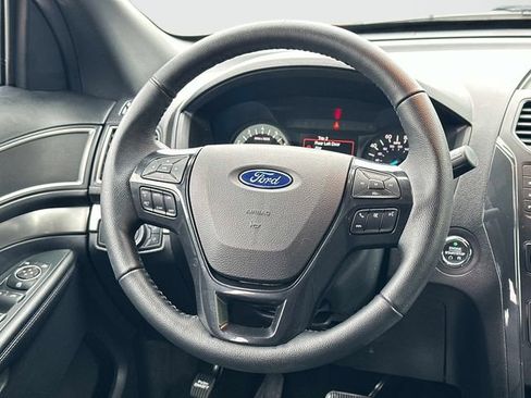 Used 2018 Ford Explorer XLT FWD image 6