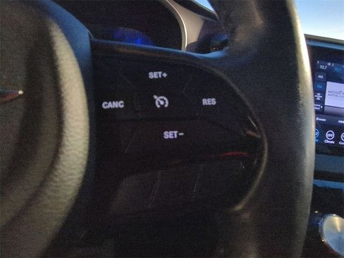 Used 2020 Chrysler Pacifica Touring-L image 25