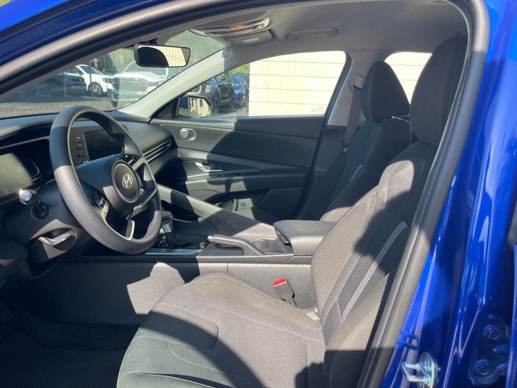 Used 2025 Hyundai Elantra SE FWD image 11